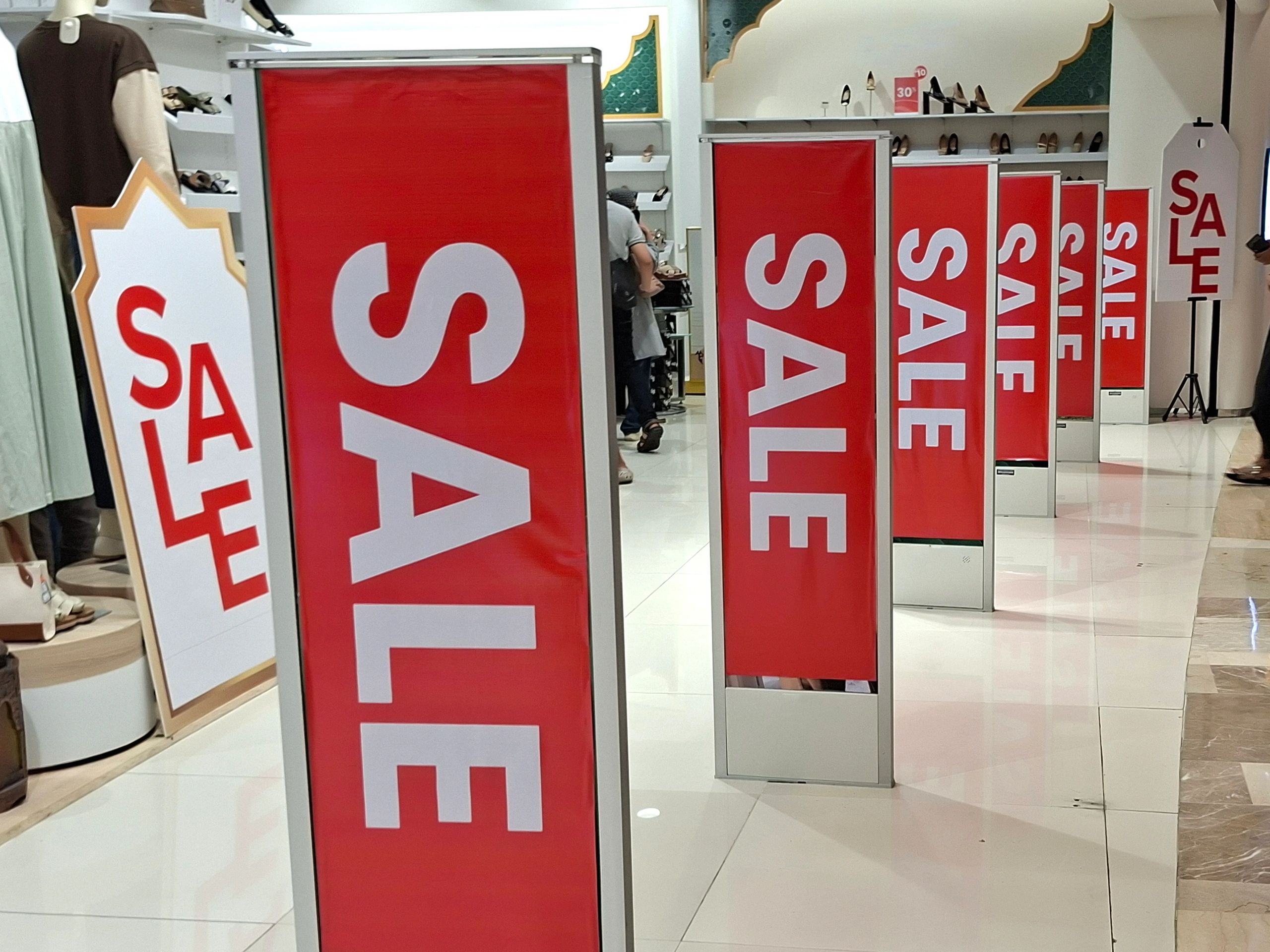 Retail display environment representing customer experience solutions